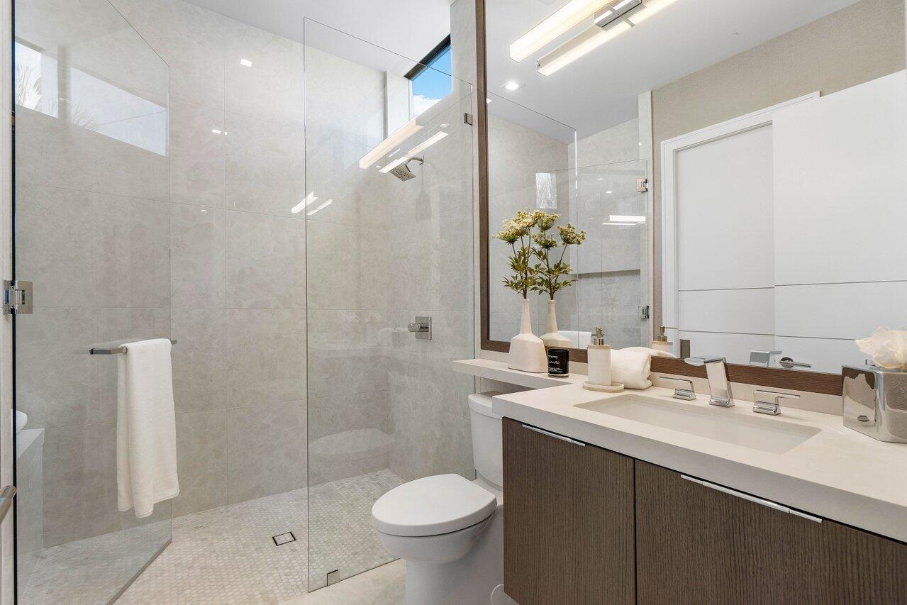 142 NE Wavecrest Way