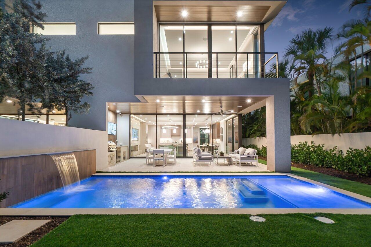 142 NE Wavecrest Way