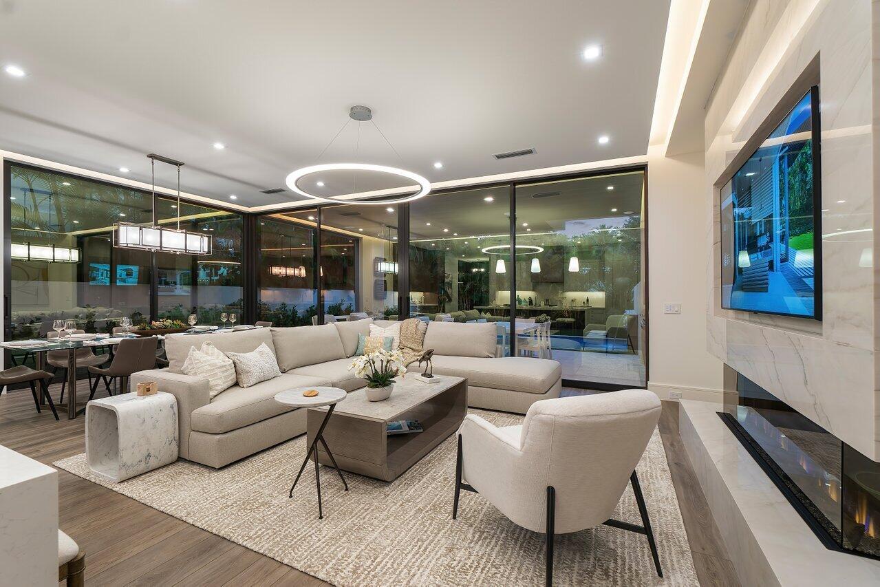 142 NE Wavecrest Way