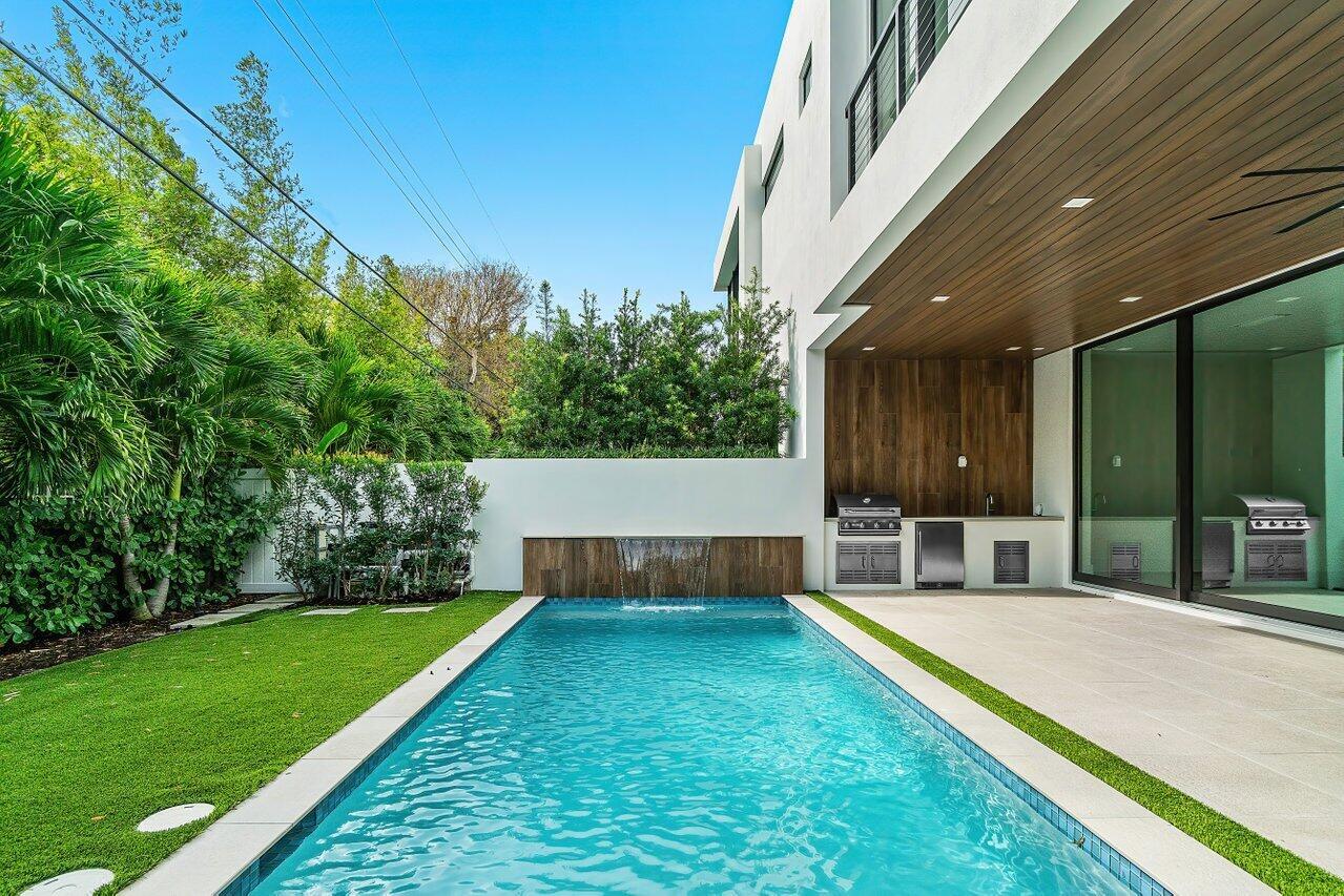 326 NE Wavecrest Way