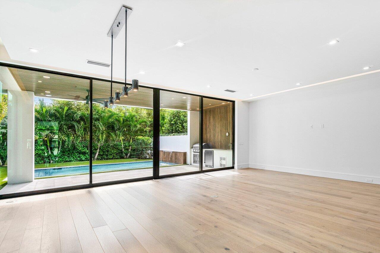 326 NE Wavecrest Way