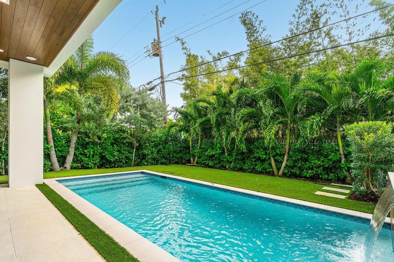 326 NE Wavecrest Way