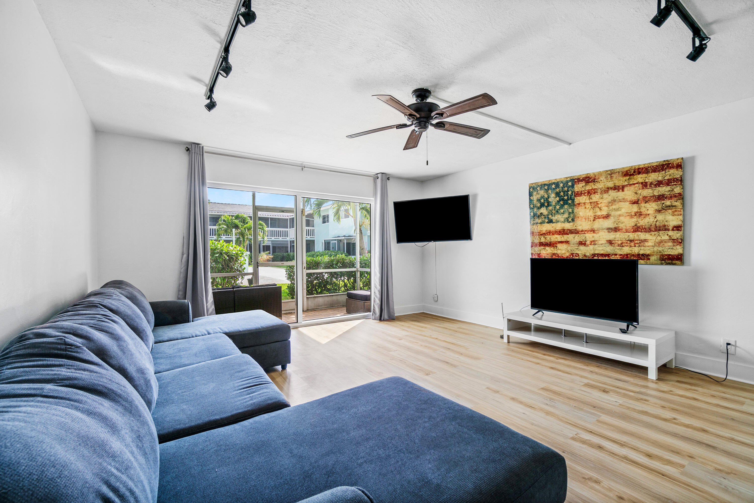 222 N Federal Highway 120