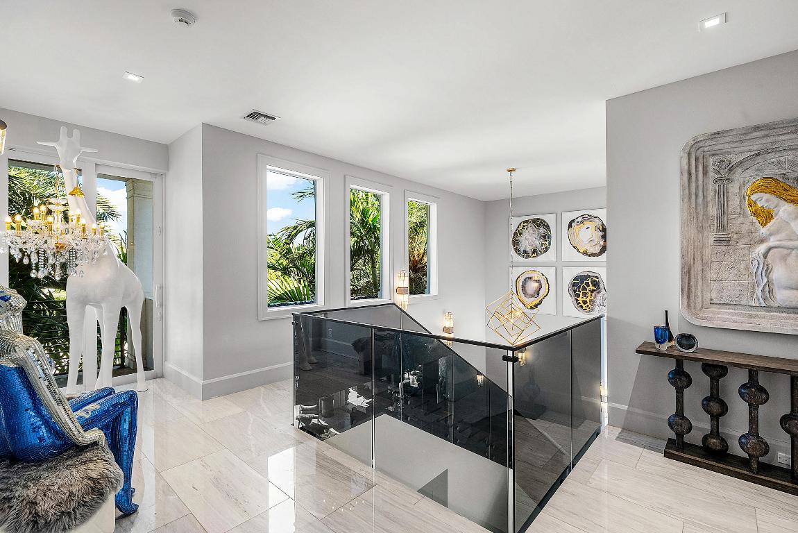 896 NE Mulberry Drive