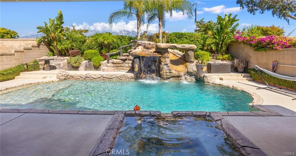 10950 Glenoaks Drive