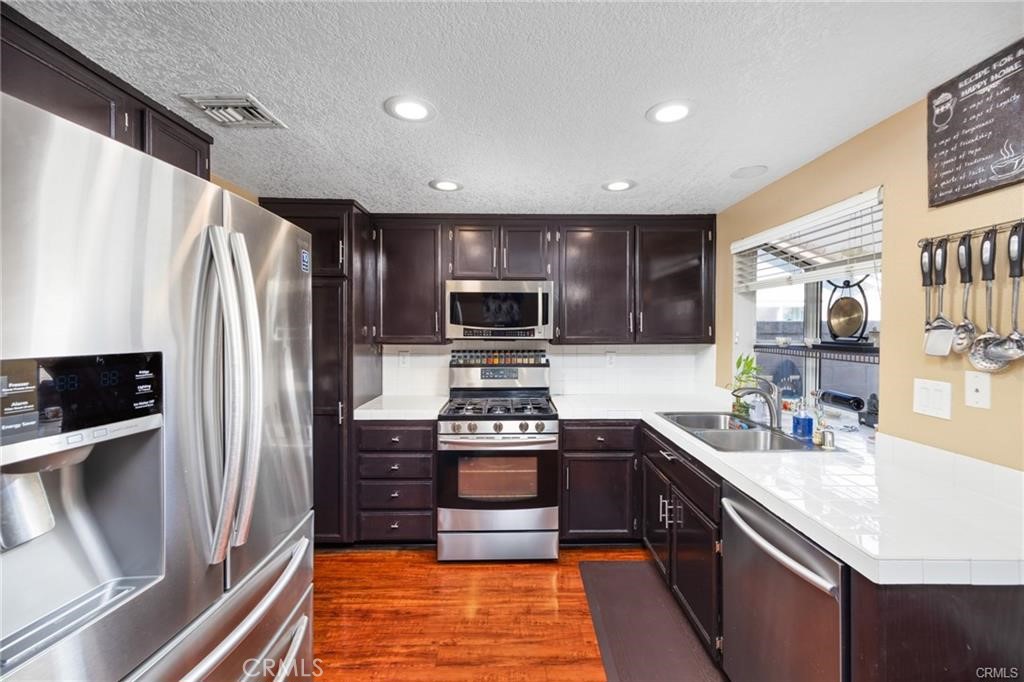 10950 Glenoaks Drive