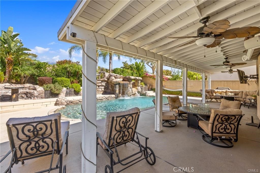 10950 Glenoaks Drive