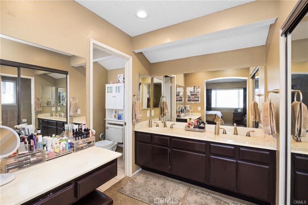 10950 Glenoaks Drive