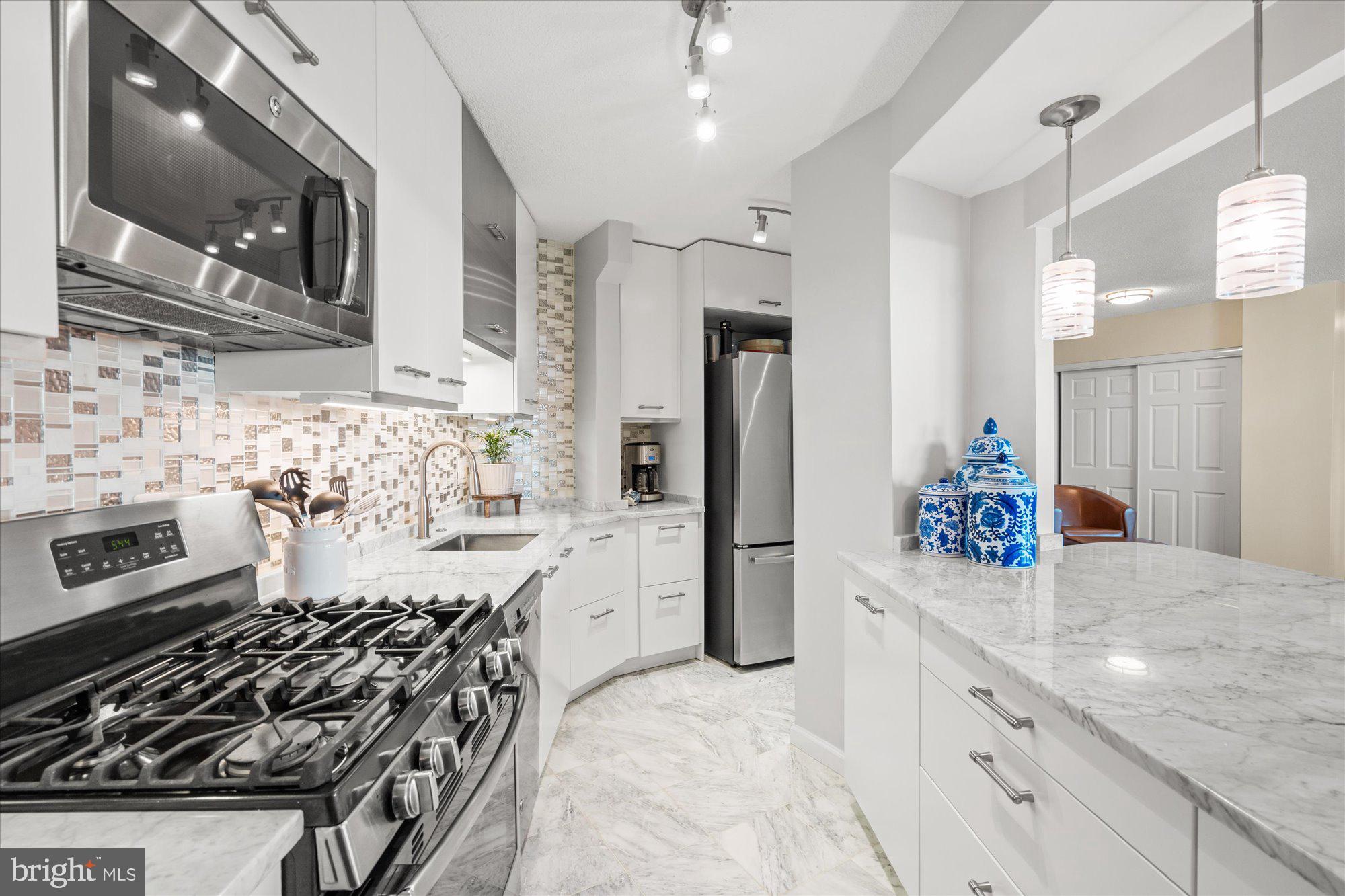 501 SLATERS LANE 611