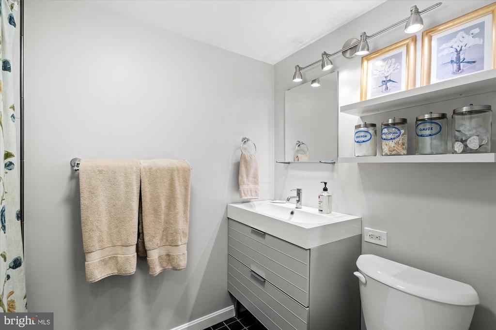 501 SLATERS LANE Unit: 611