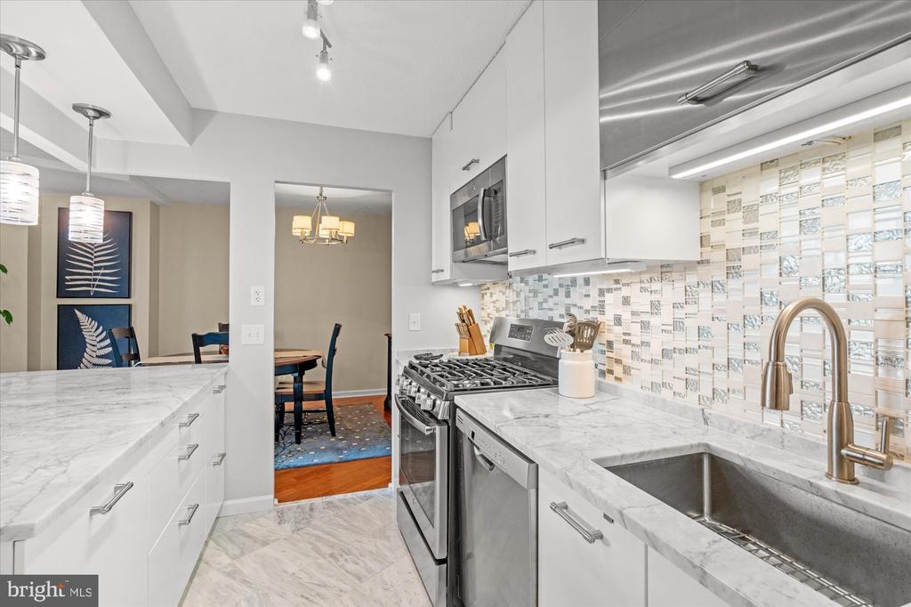501 SLATERS LANE Unit: 611
