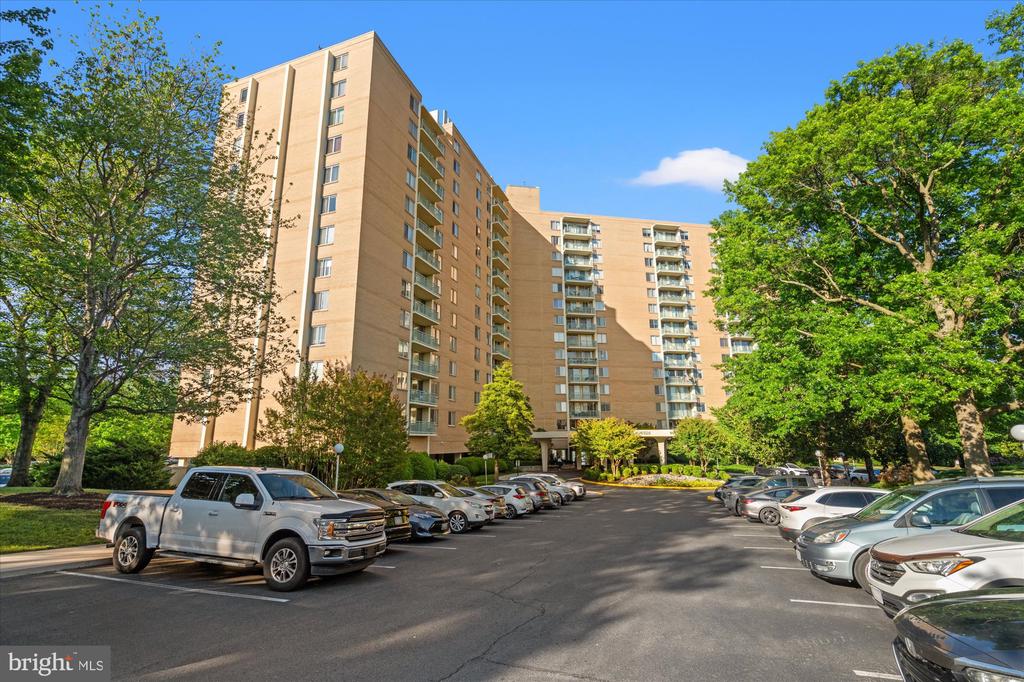 501 SLATERS LANE Unit: 611