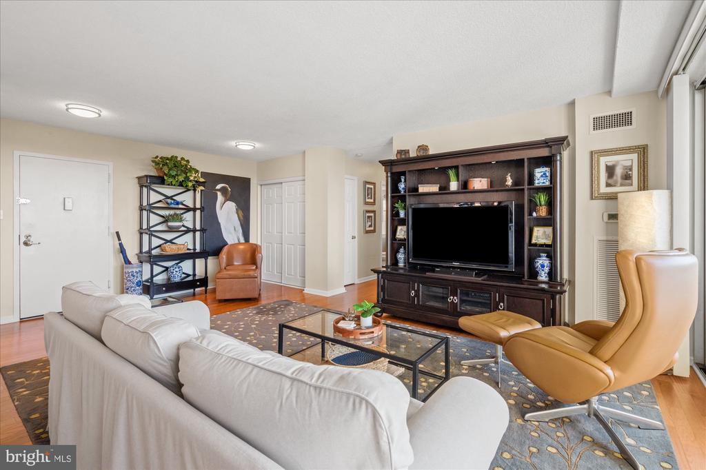 501 SLATERS LANE Unit: 611