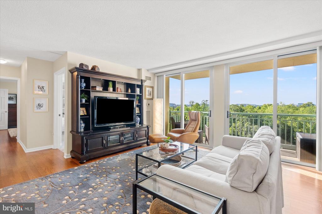 501 SLATERS LANE Unit: 611