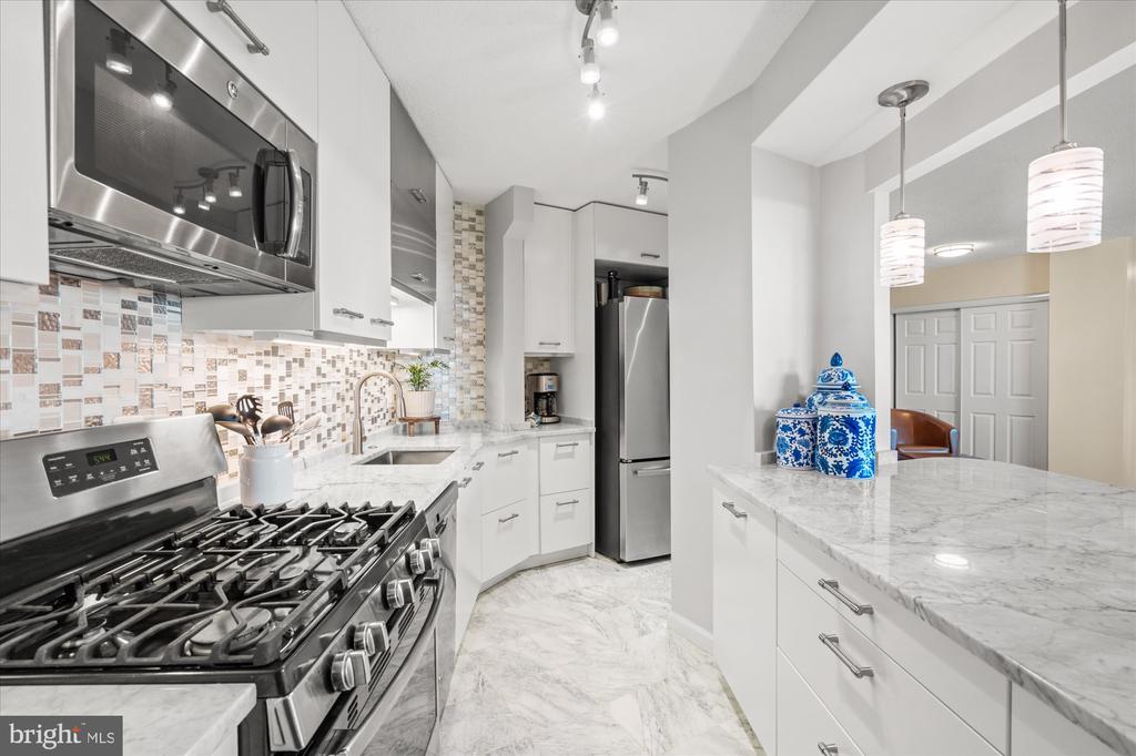 501 SLATERS LANE Unit: 611