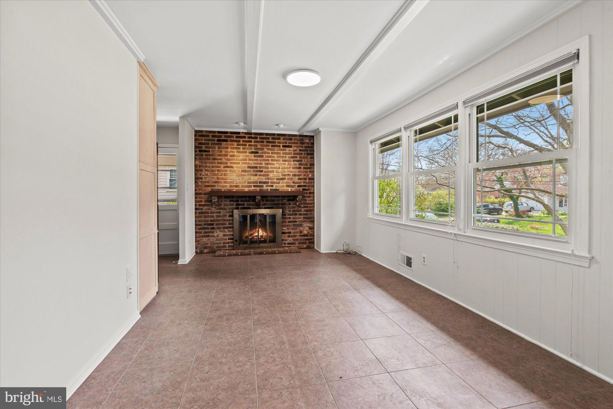902 Neal Dr