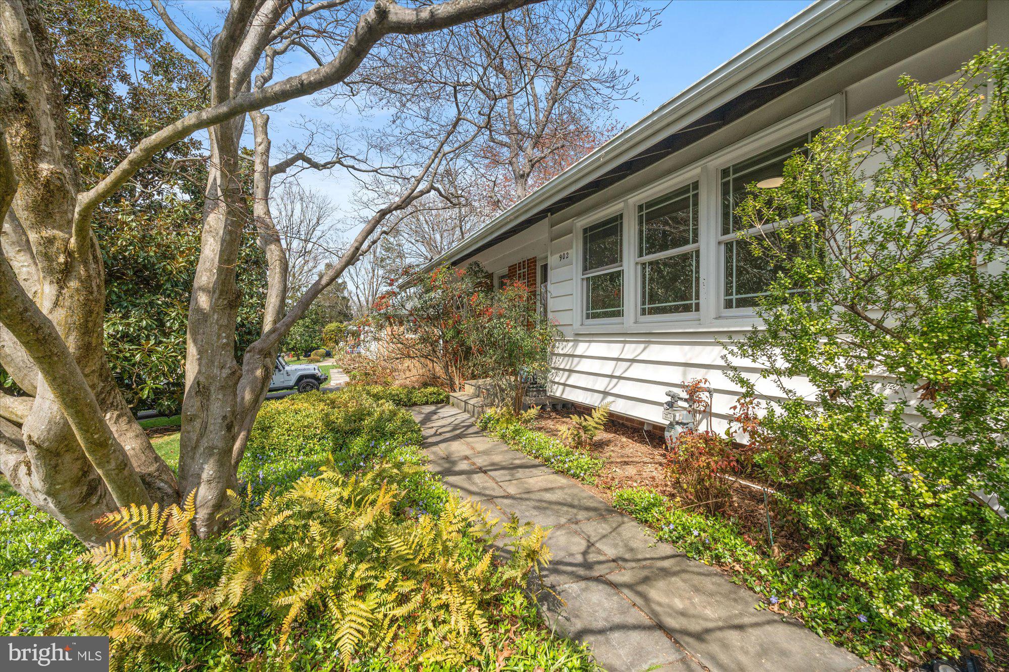 902 Neal Dr