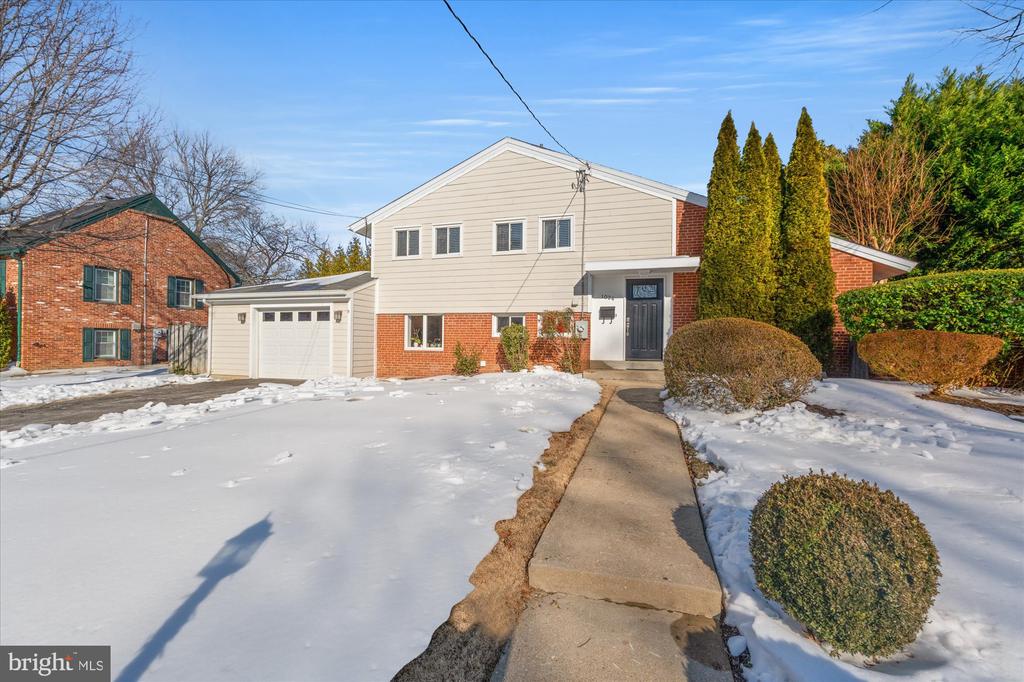 1024 CROTON DRIVE