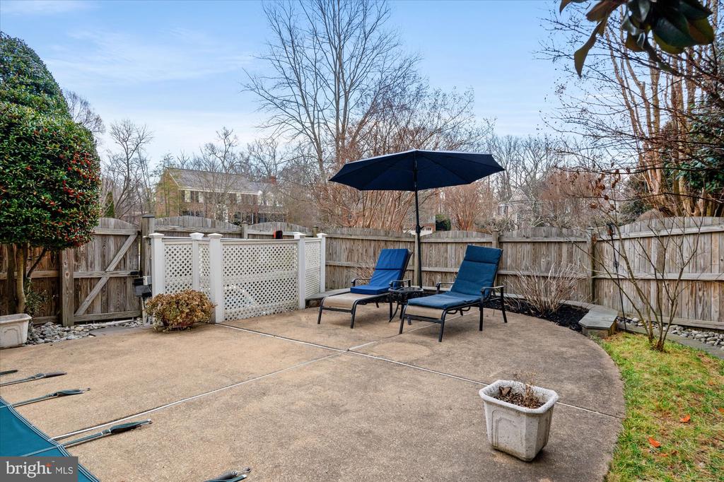 8812 SURREY COURT