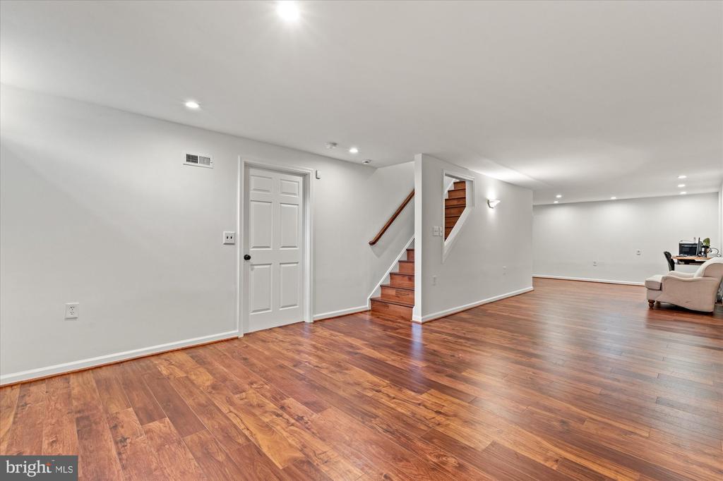 8812 SURREY COURT