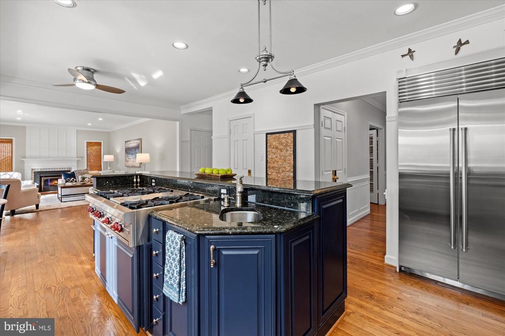 8812 SURREY COURT