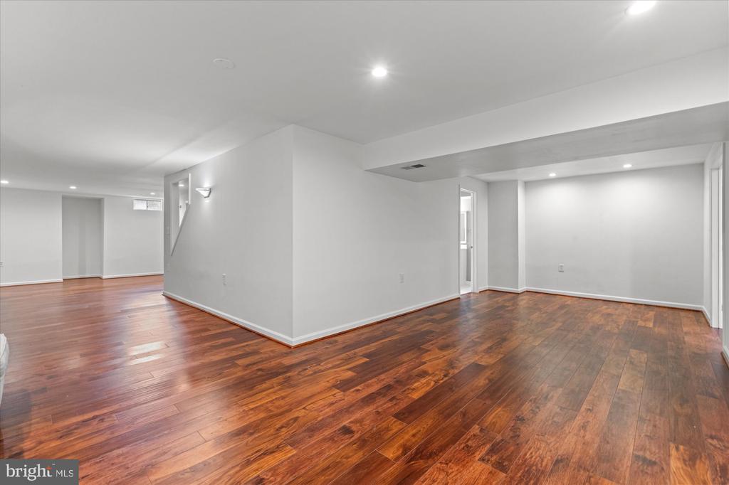 8812 SURREY COURT