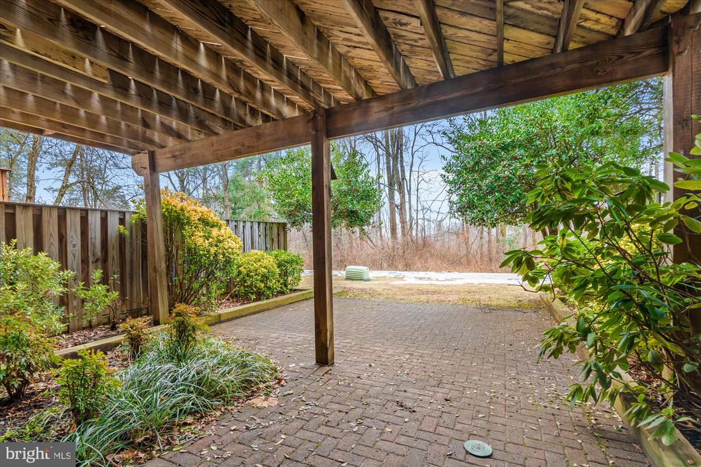 8237 CLIFTON FARM COURT