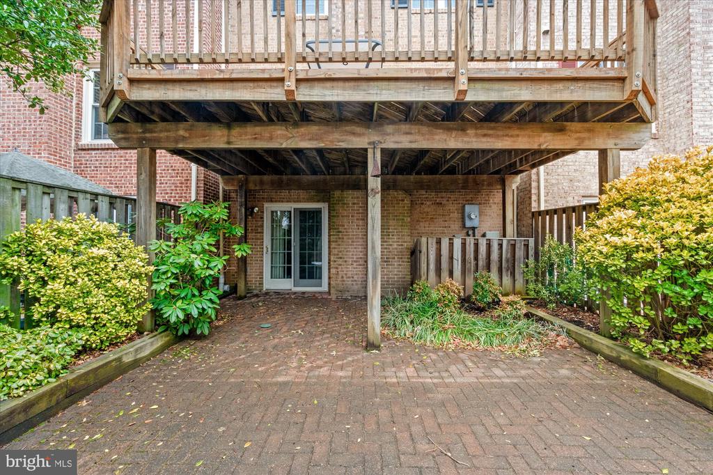 8237 CLIFTON FARM COURT