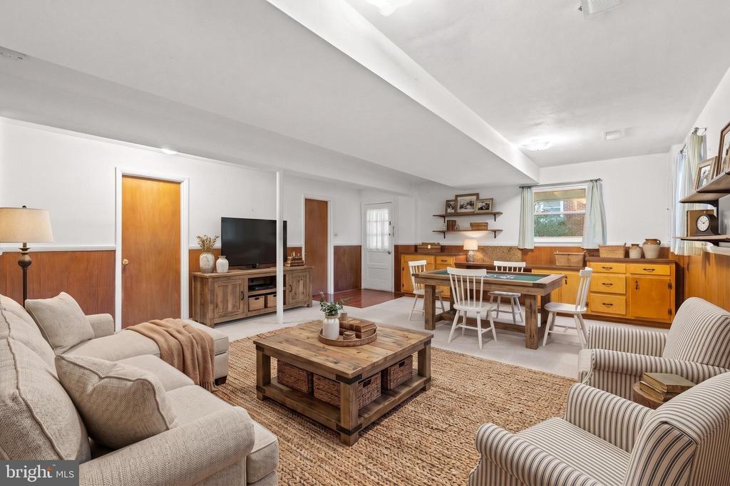 8316 ASHWOOD DRIVE