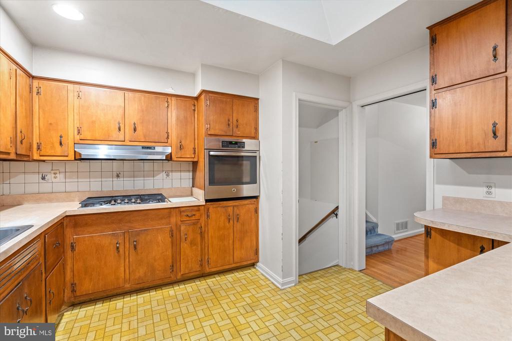 8316 ASHWOOD DRIVE