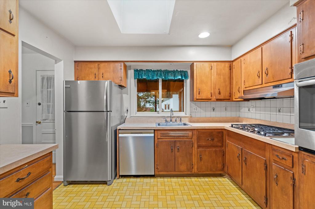 8316 ASHWOOD DRIVE