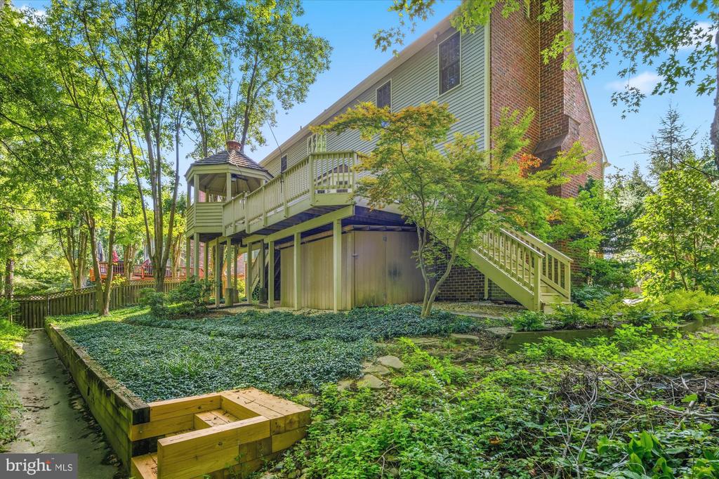 8811 SURREY COURT