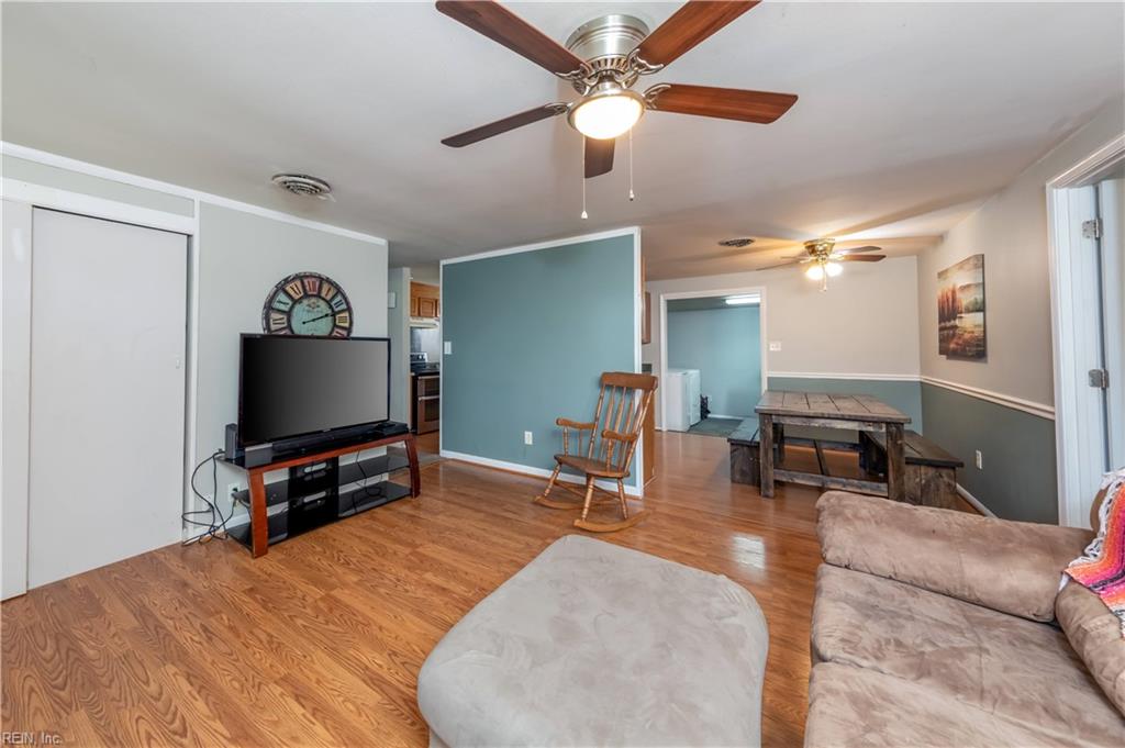 1429 Seward DR