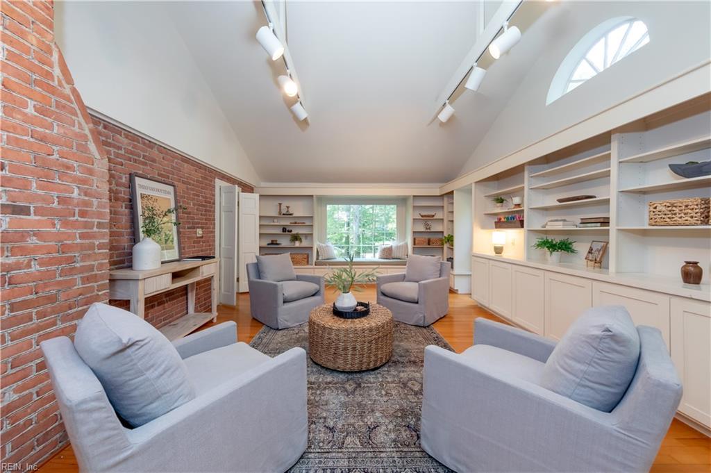 206 Kingswood DR