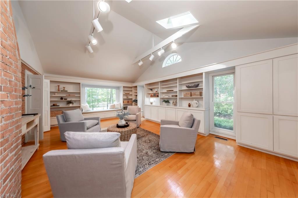 206 Kingswood DR
