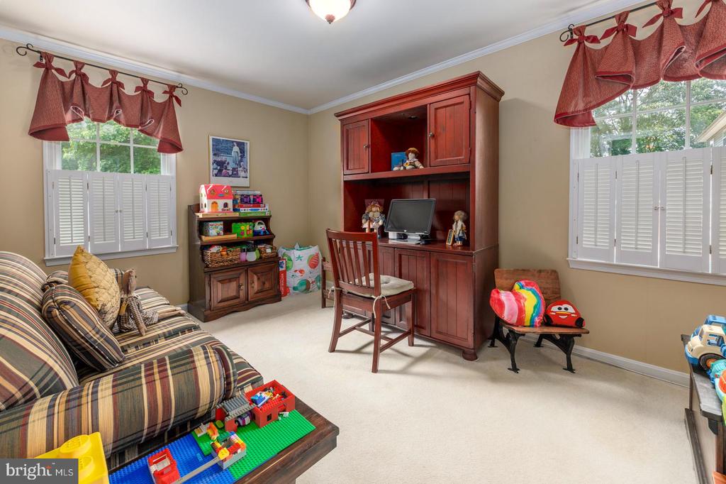 5644 CLIFTON WOODS DRIVE