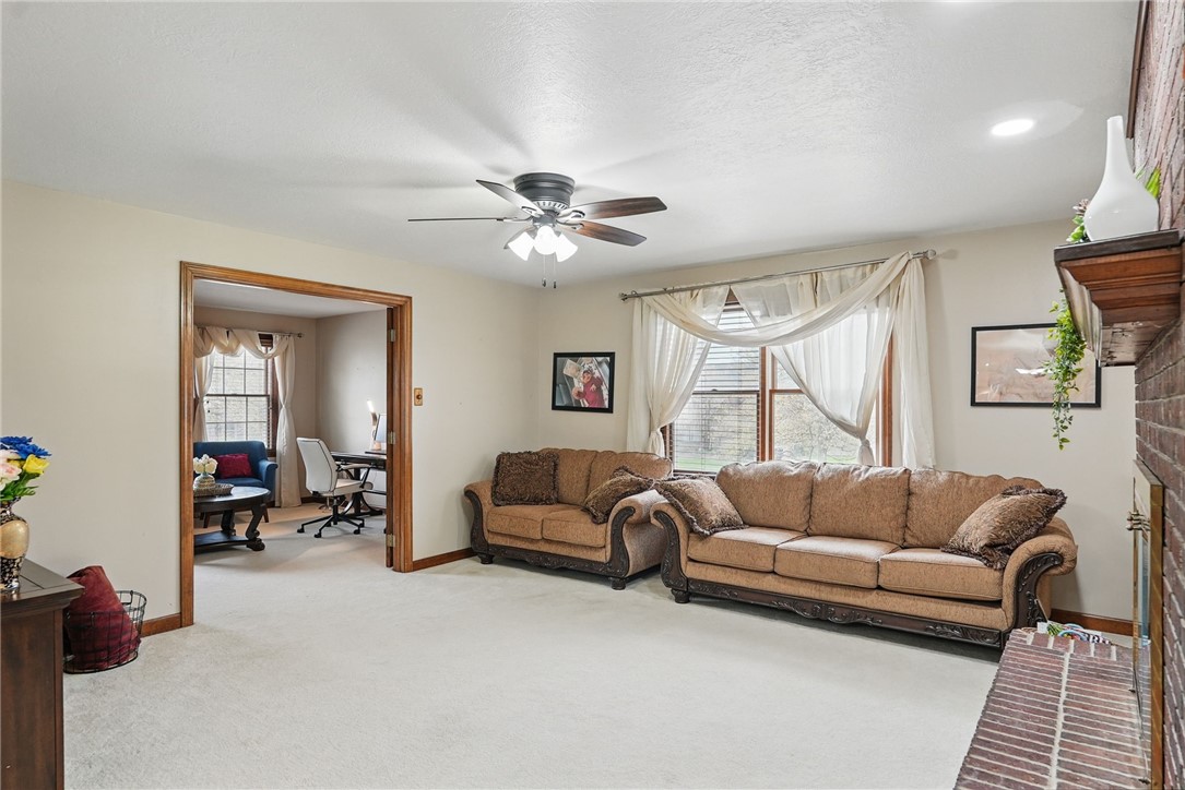 211 Meadowbrook Dr