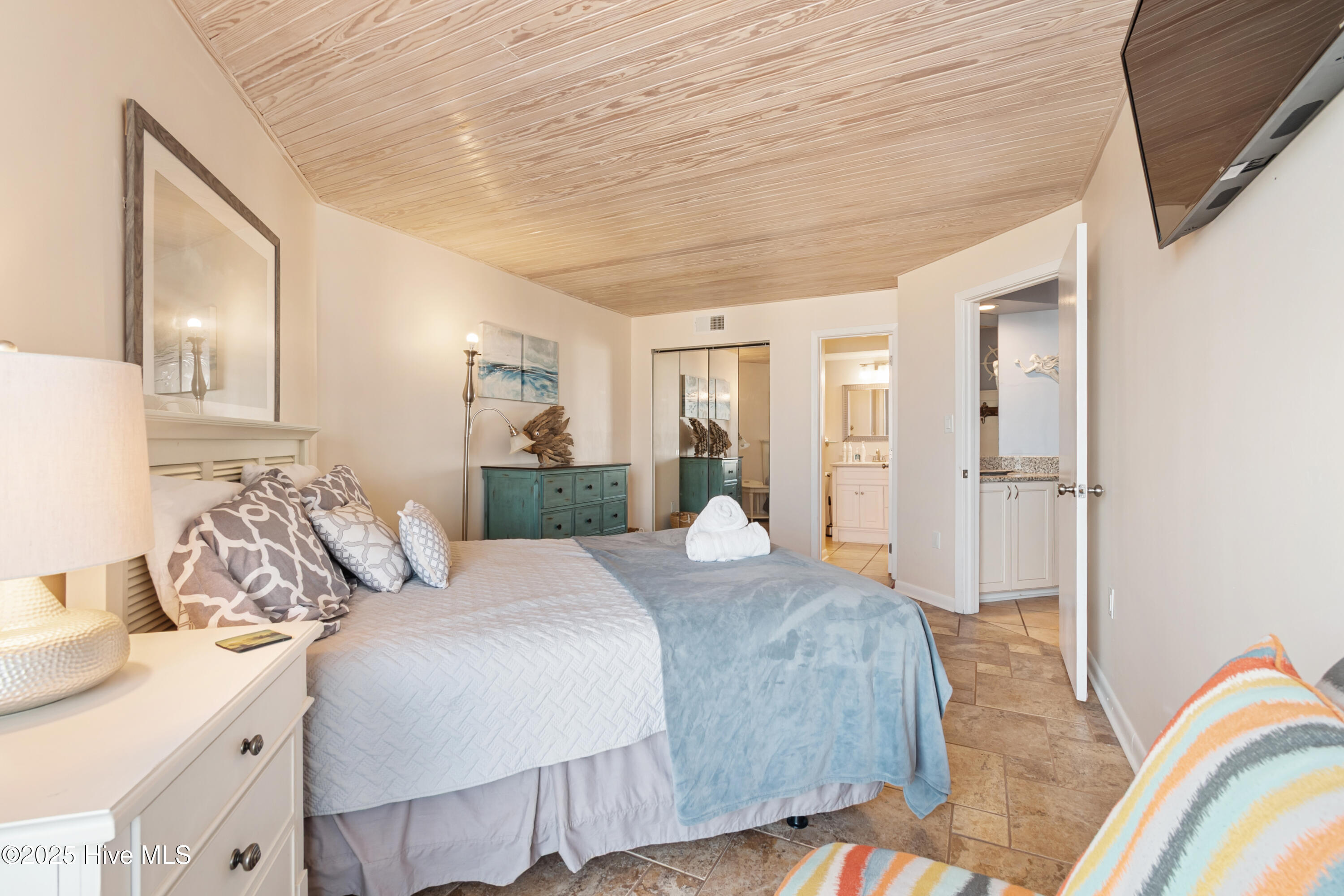 2000 New River Inlet Road, 2611