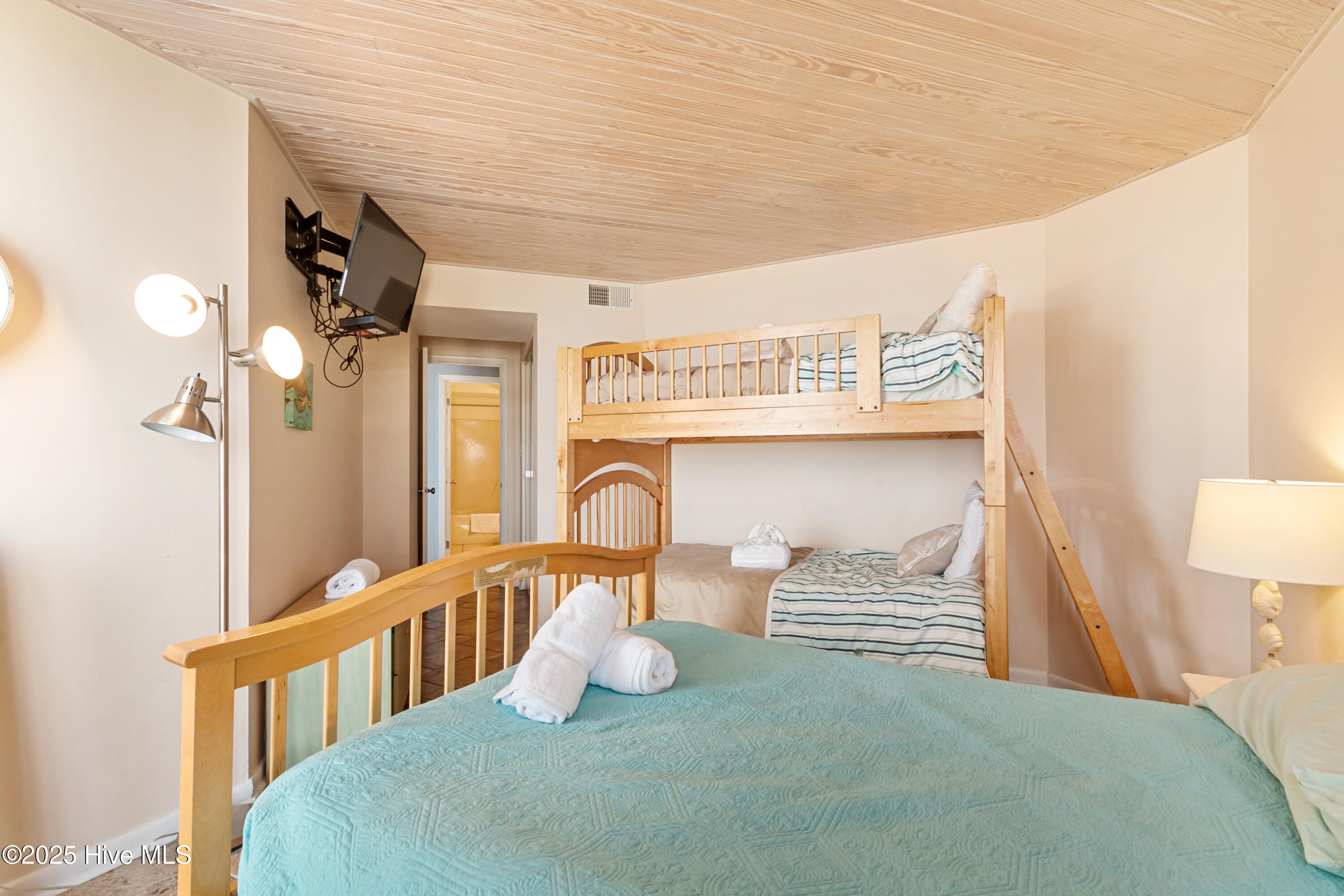 2000 New River Inlet Road, 2611