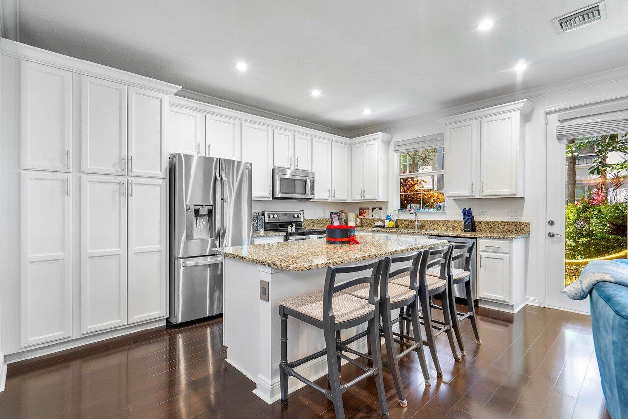 3146 Waterside Circle