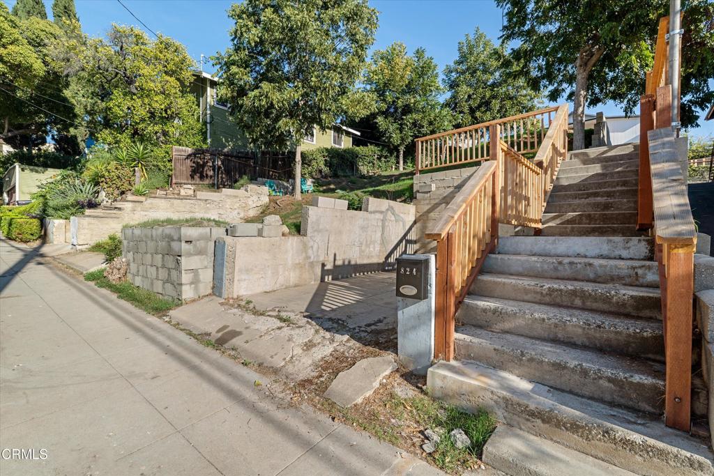 824 Laveta Terrace