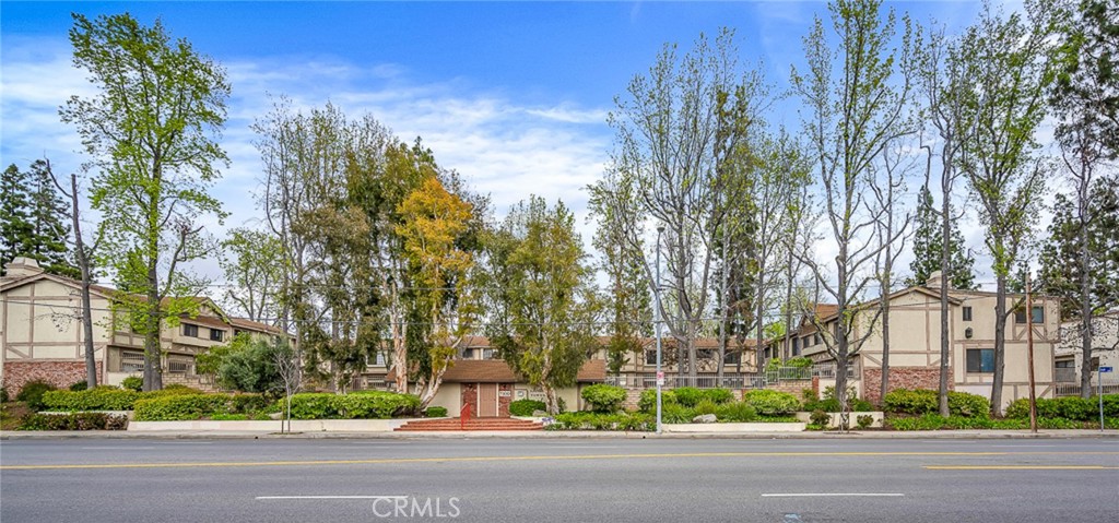 7100 Balboa Boulevard 409