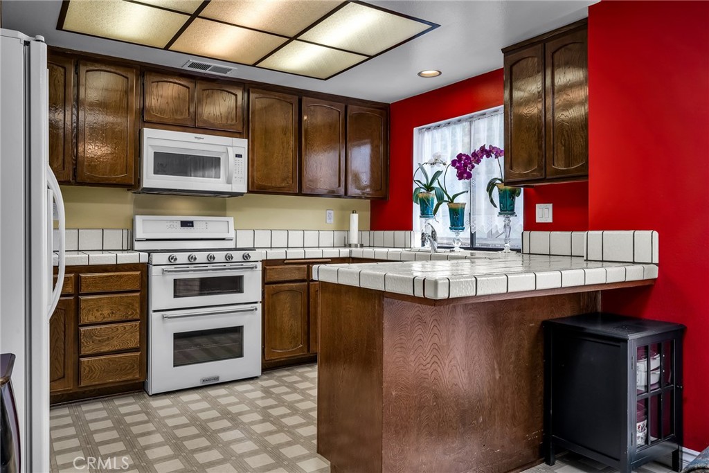 7100 Balboa Boulevard 409
