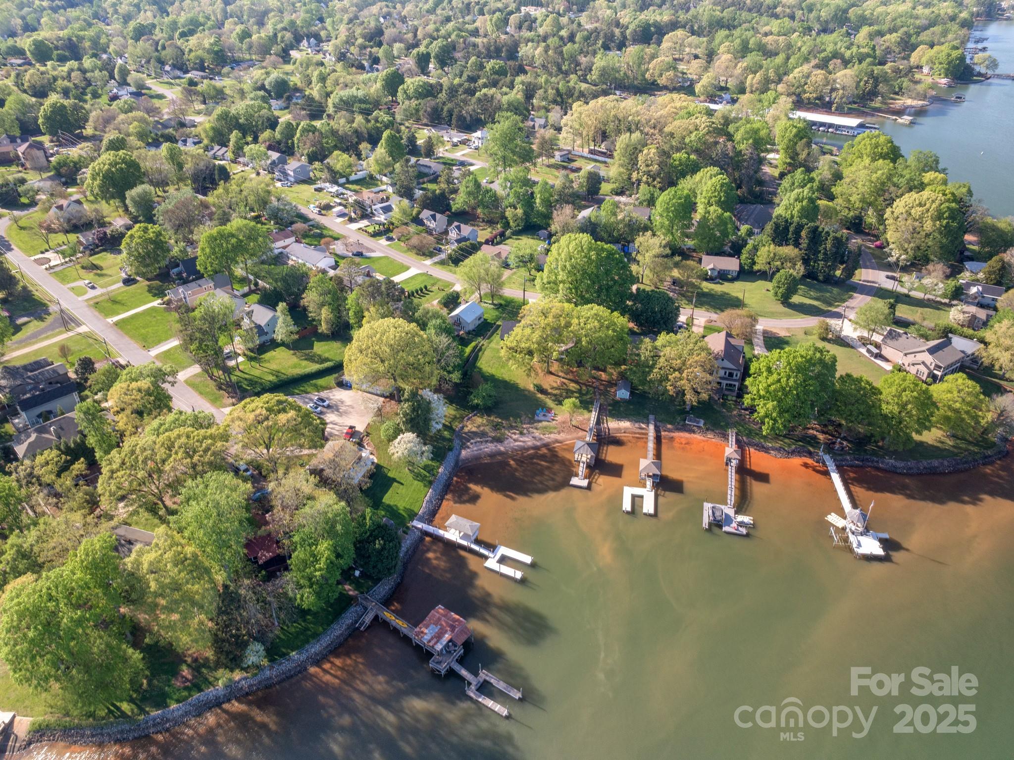 235 Commodore Loop