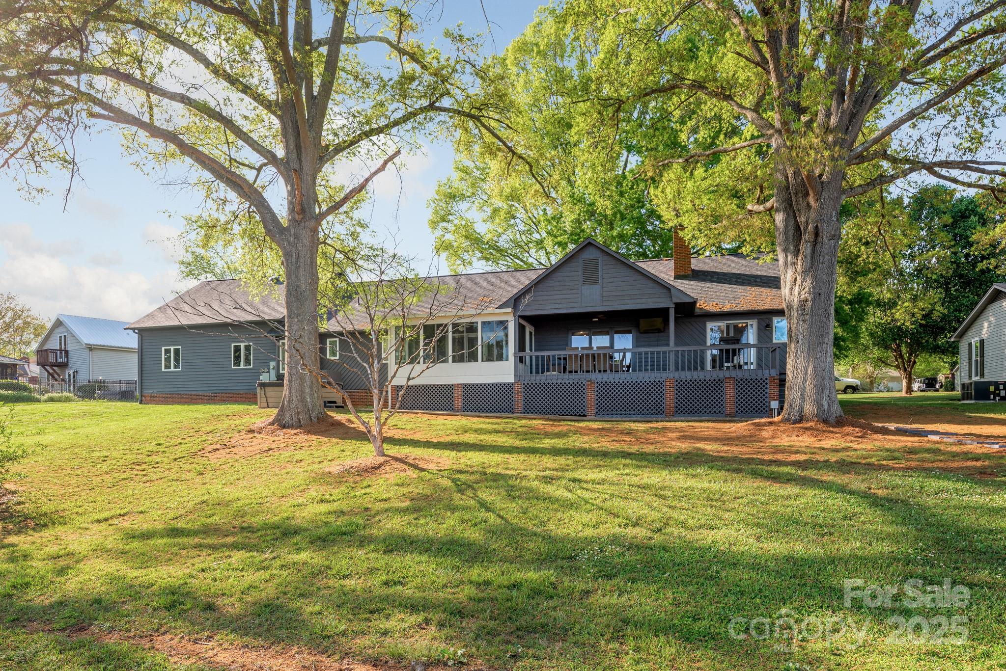 235 Commodore Loop