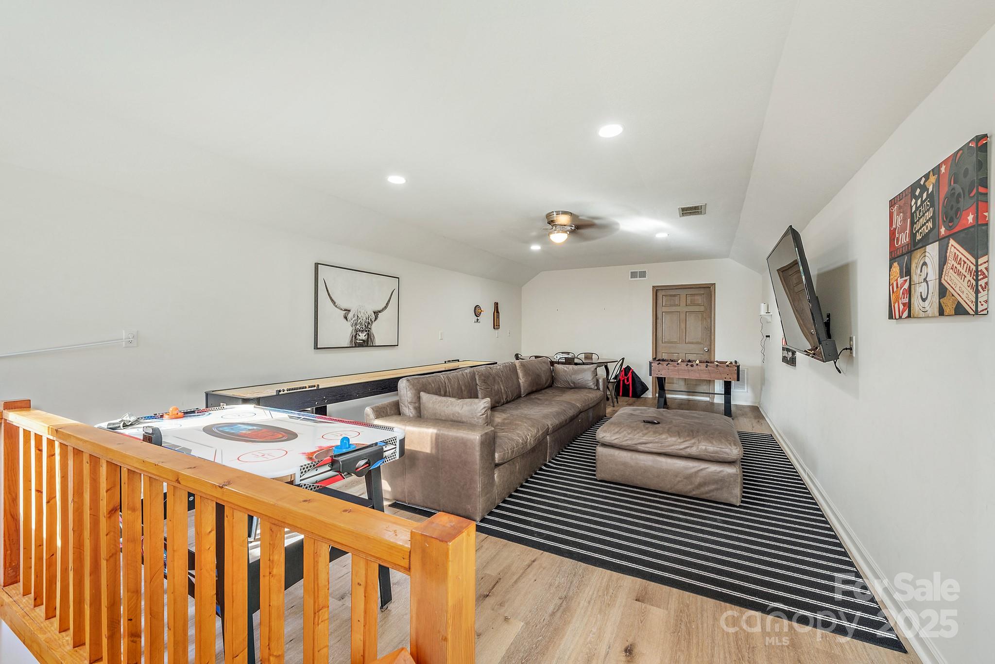 235 Commodore Loop