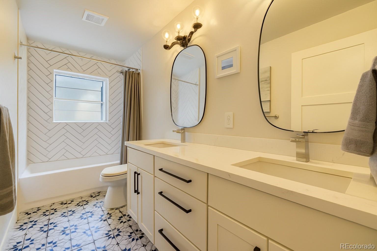 2710 E Eastman Avenue