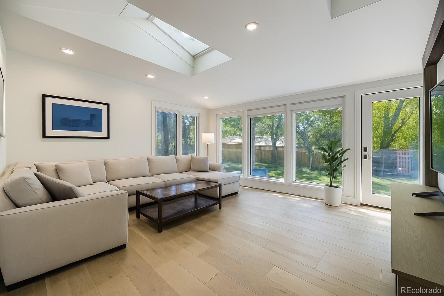 2710 E Eastman Avenue