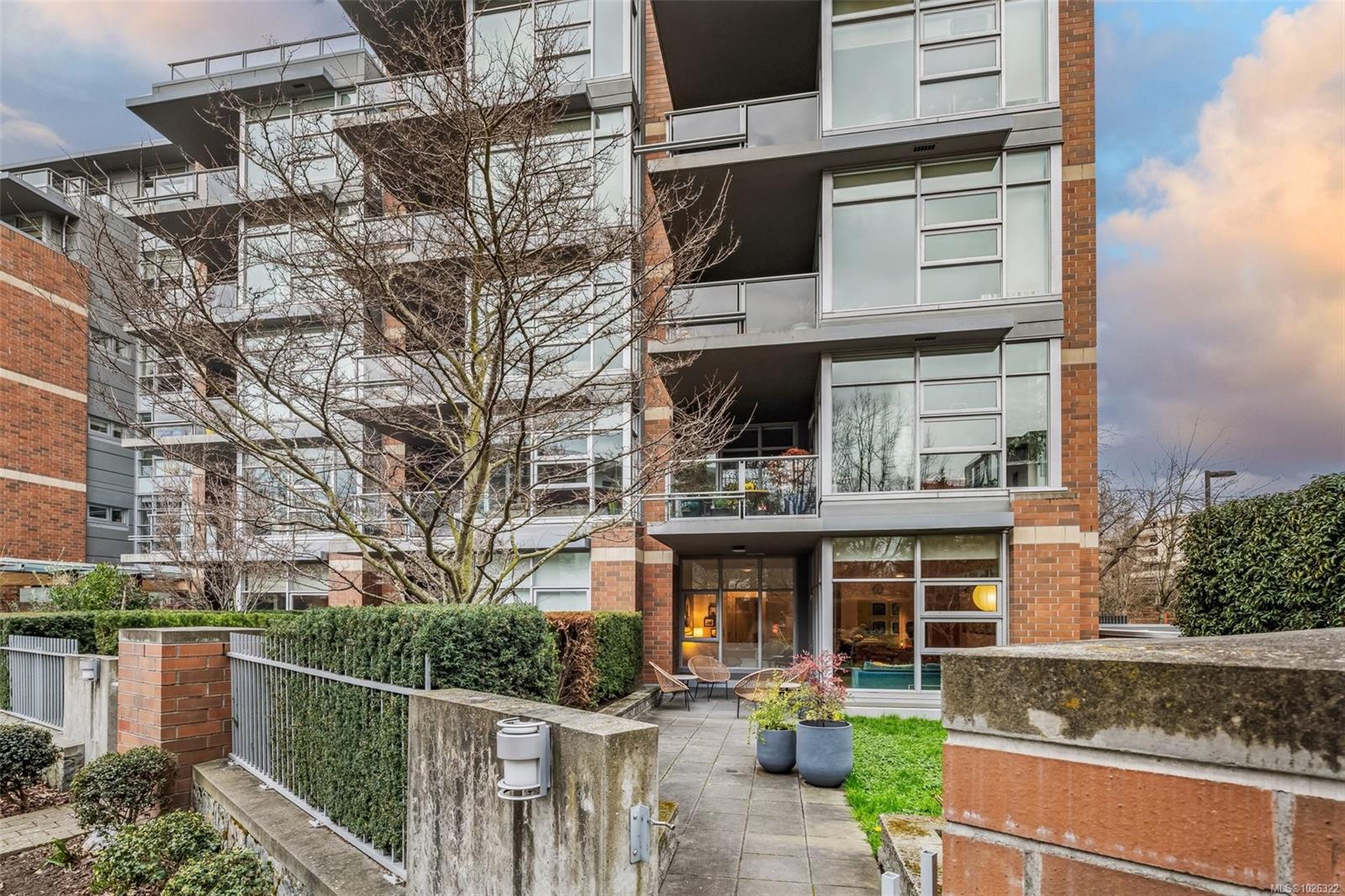 365 Waterfront Cres # 116