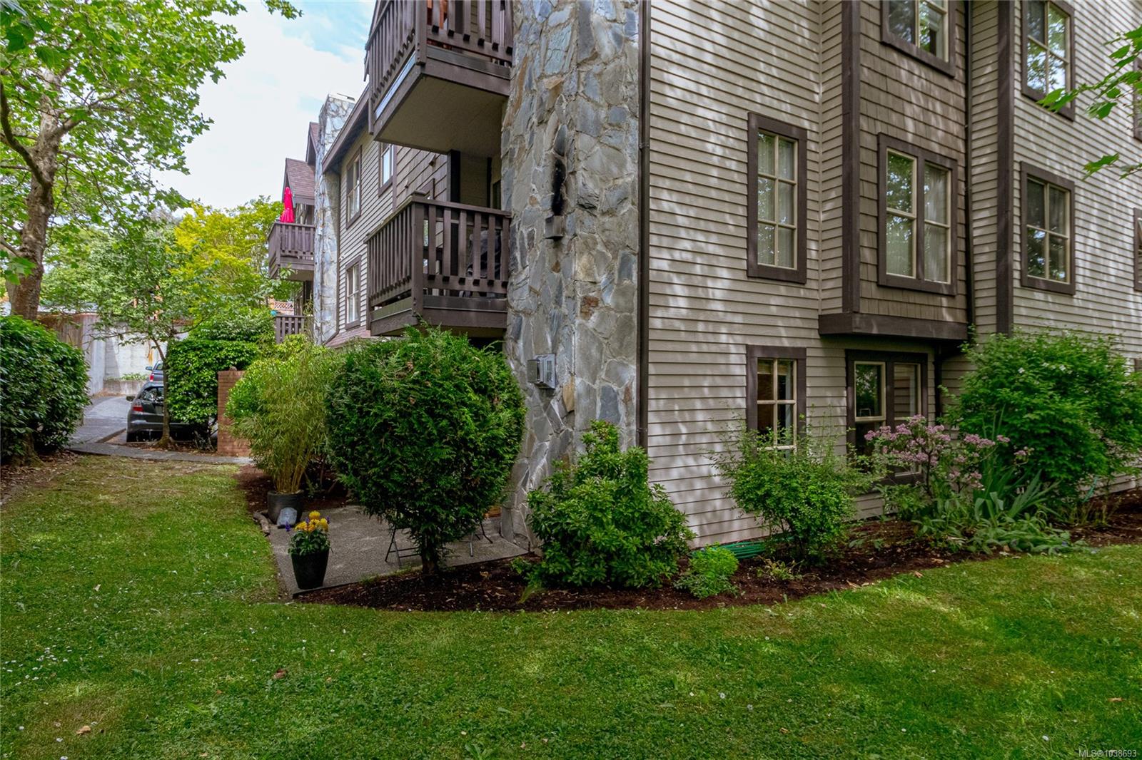 108 Gorge Rd W #102